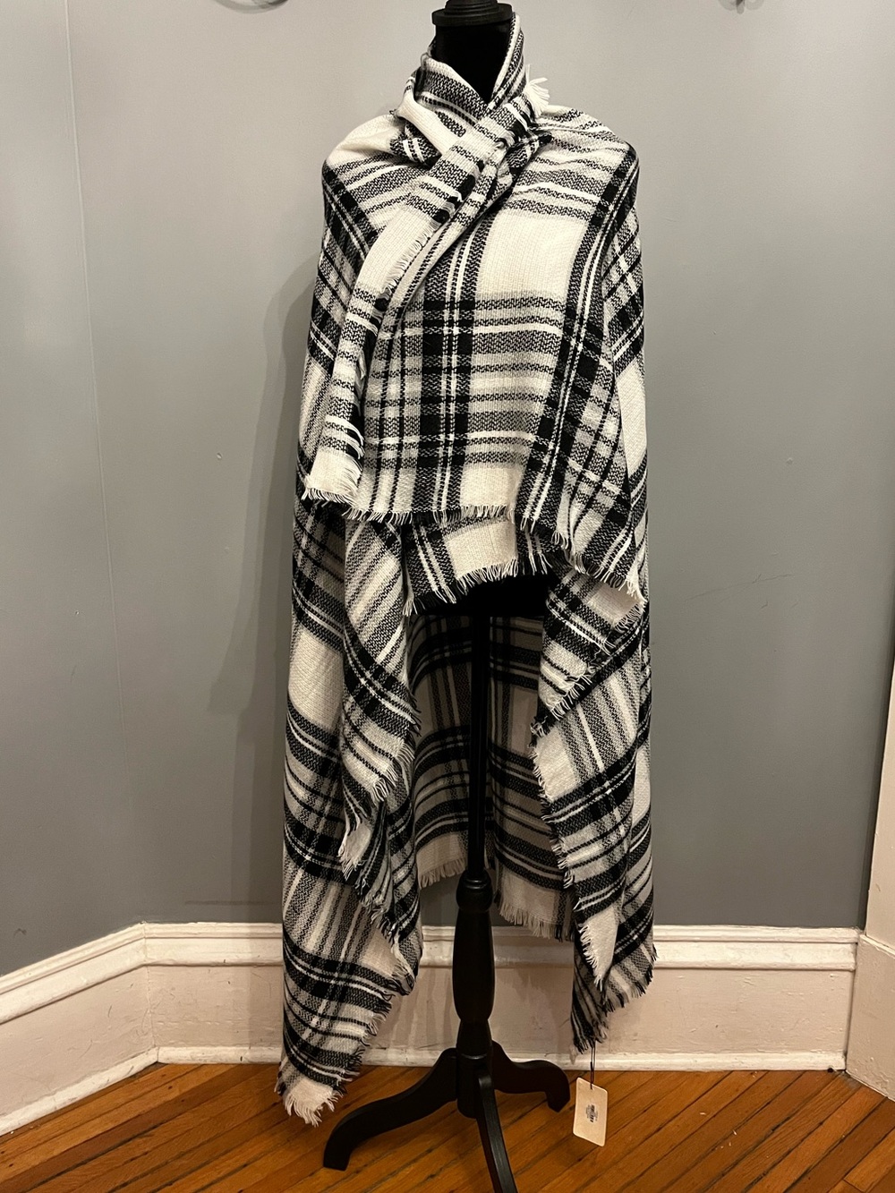 BNWT Cherie Bliss Oversized Black & White Plaid Wrap/Shawl